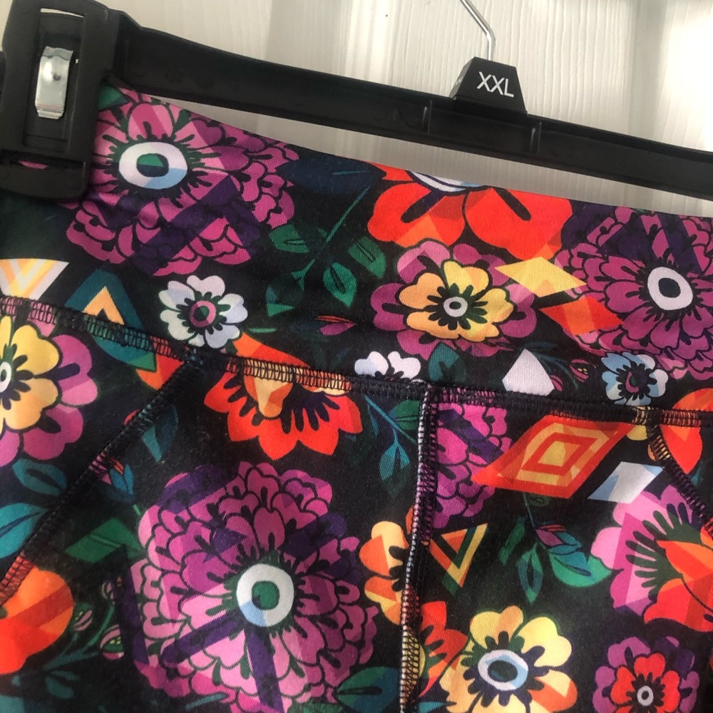 LulaRoe Jade Cropped Athletic Pants Size Small - Picture 7 of 7